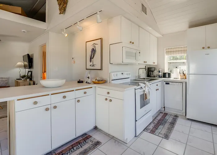 Beachfront Bliss + Bbqs! Indian Rocks Escape Holiday home *