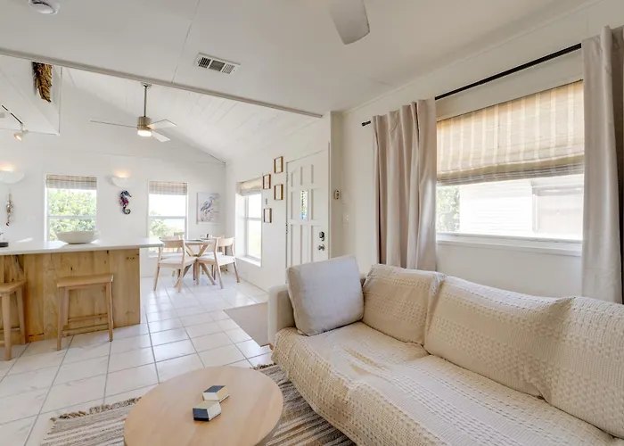 Beachfront Bliss + Bbqs! Indian Rocks Escape Holiday home *