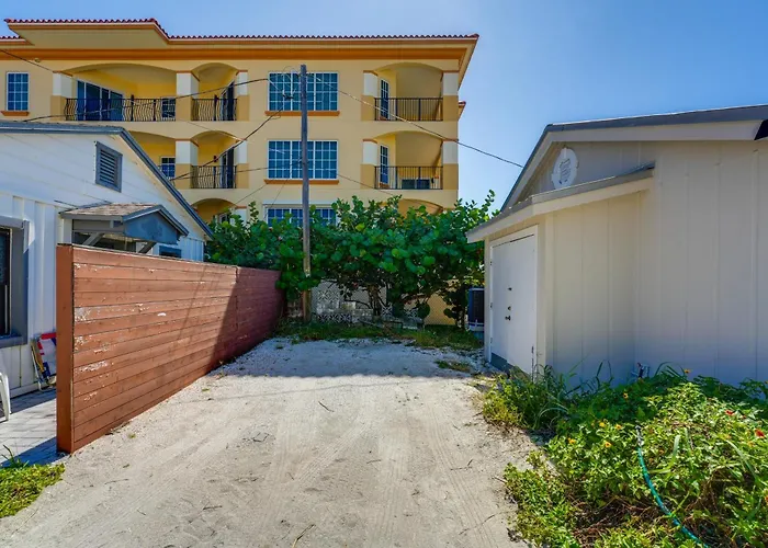 Beachfront Bliss + Bbqs! Indian Rocks Escape *
